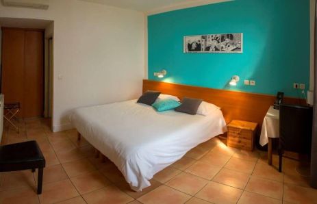 Chambre spacieuse adaptée aux personnes à mobilité réduite 