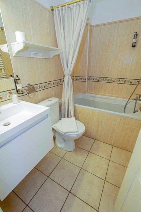 La lumière du midi vient caresser les oreillers de la chambre double dans cet hôtel de Cannes