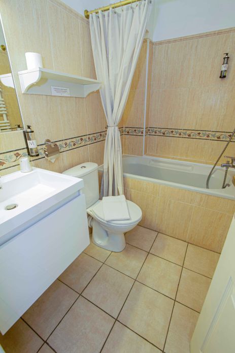 La lumière du midi vient caresser les oreillers de la chambre double dans cet hôtel de Cannes