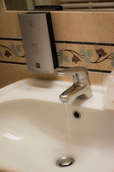 Salle de bain chambre hôtel Cannes