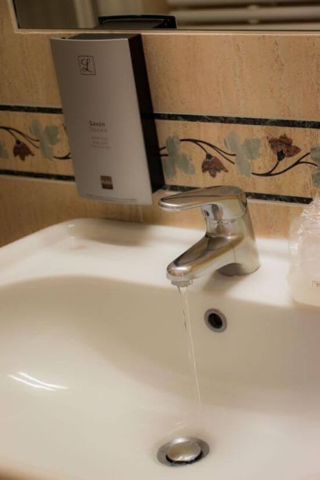 Salle de bain chambre hôtel Cannes