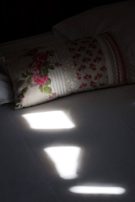 Soleil sur le lit chambre hôtel Cannes