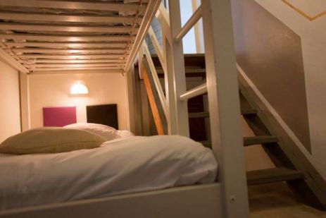 Cachette dans les lits superposés de la chambre de Guy de Maupassant à Cannes