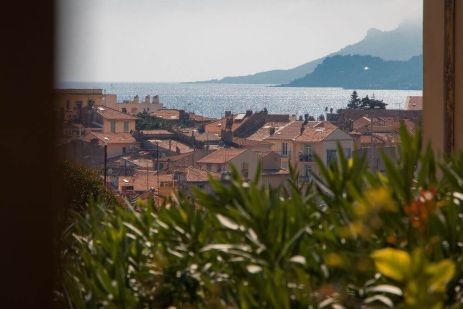 Vue de la chambre de Guy de Maupassant à l'Hôtel de Charme de Cannes, le Chalet de l'Isère