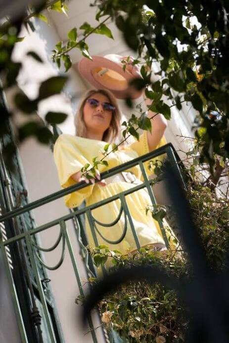 Emma qui profite de la terrasse de l'Hôtel à Cannes