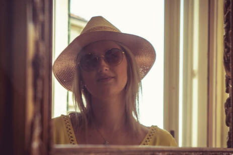 Emma rentre de la plage de Cannes