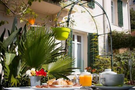 Profiter du soleil dans ce bel hôtel de charme à Cannes
